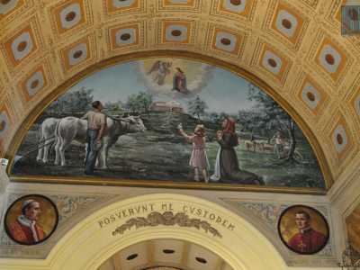 Stesso discorso per l'affresco realizzato sulla volta dal pittore Benedetto Colonna nel 1950, raffigurante l'Assunzione